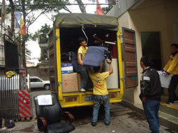 員工在搬物品裝車(chē)